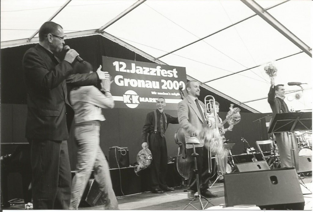 A 15 éves Hot Jazz Band köszöntése a Gronau Jazz Fesztválon, a képen Otto Lohle a fesztivál szervezője, Gronau 2000