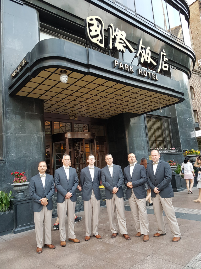A Shanghai-i Park Hotel bejáratánál 2017