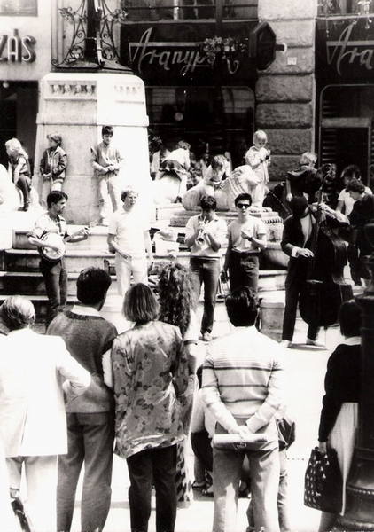Vörösmarty tér, utcazene, a képen balról Bényei Tamás, Szőke Péter, Gazdag András, Rókusfalvy Pál (m.v.), Németh Zoltán 1986