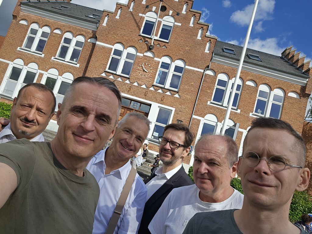 A Hot Jazz Band és Cseh Balázs Slangerup városháza előtt 2026 Dánia